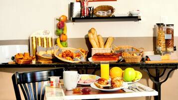 Petit déjeuner buffet (10 EUR par personne)