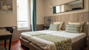 Habitació amb dos llits individuals | Caixa forta a l'habitació, escriptori, wifi gratuïta i roba de llit