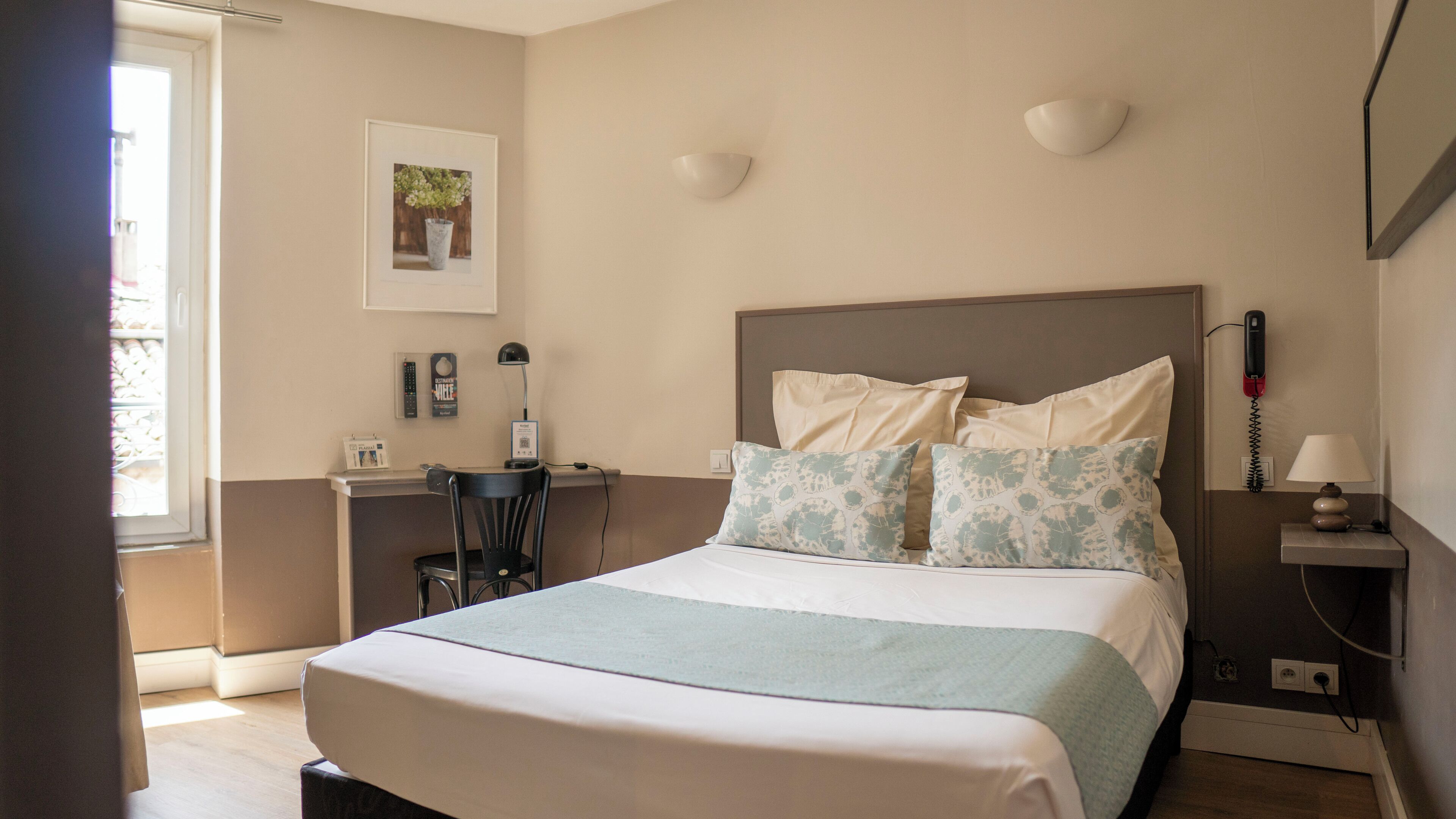 Habitación doble | Caja fuerte, escritorio, wifi gratis y ropa de cama