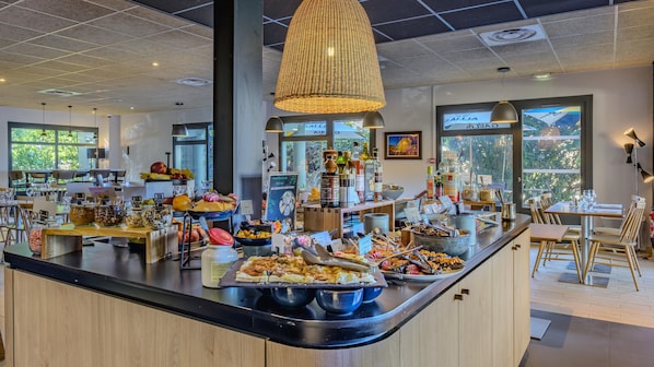 Se sirven desayunos, comidas, cenas y cocina francesa