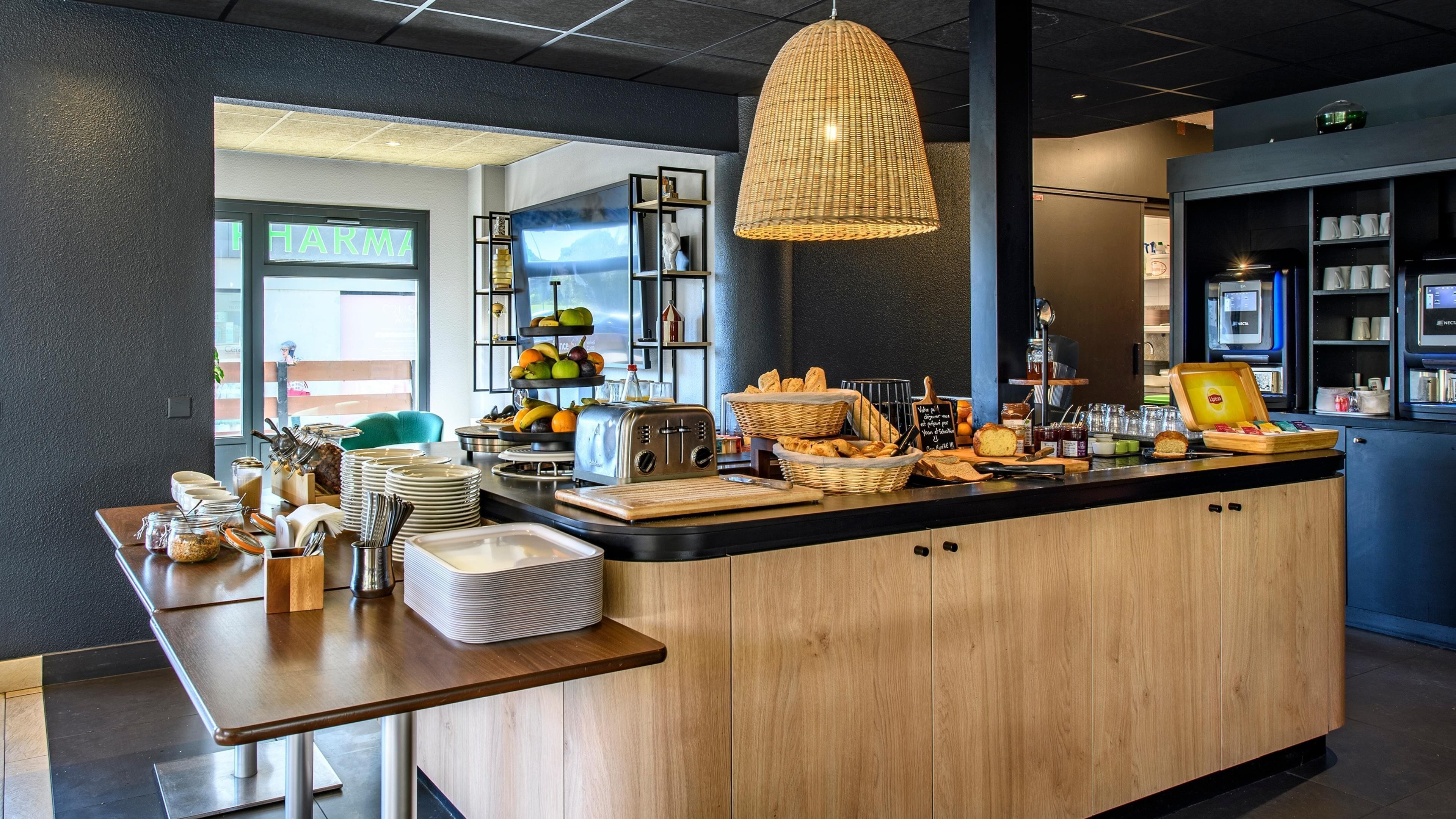 Una cocina moderna con encimera de madera, un tostador y diversos alimentos.