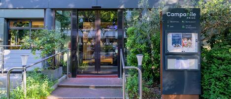 La entrada al Campanile Prime, con mostrador de recepción, bar y restaurante.