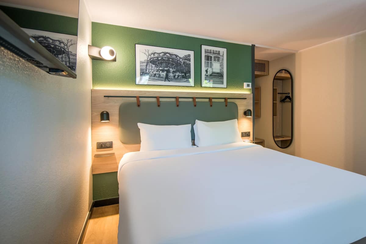 Habitación estándar, 1 cama Queen size, para no fumadores | Ropa de cama de alta calidad, decoración personalizada y escritorio