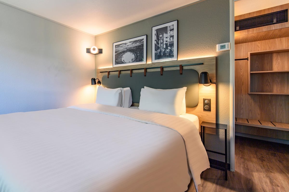 Premium bedding, desk, blackout curtains, free WiFi