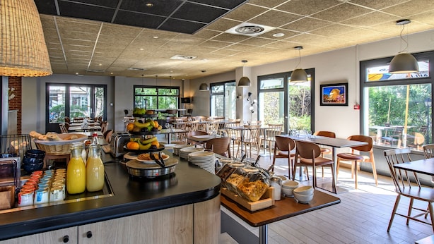 A breakfast buffet with various food items and a fruit display. - Campanile PRIME - Nîmes Centre (Nîmes)