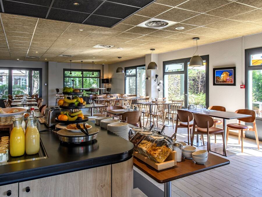 Tägliches Frühstücksbuffet (14.90 EUR pro Person)