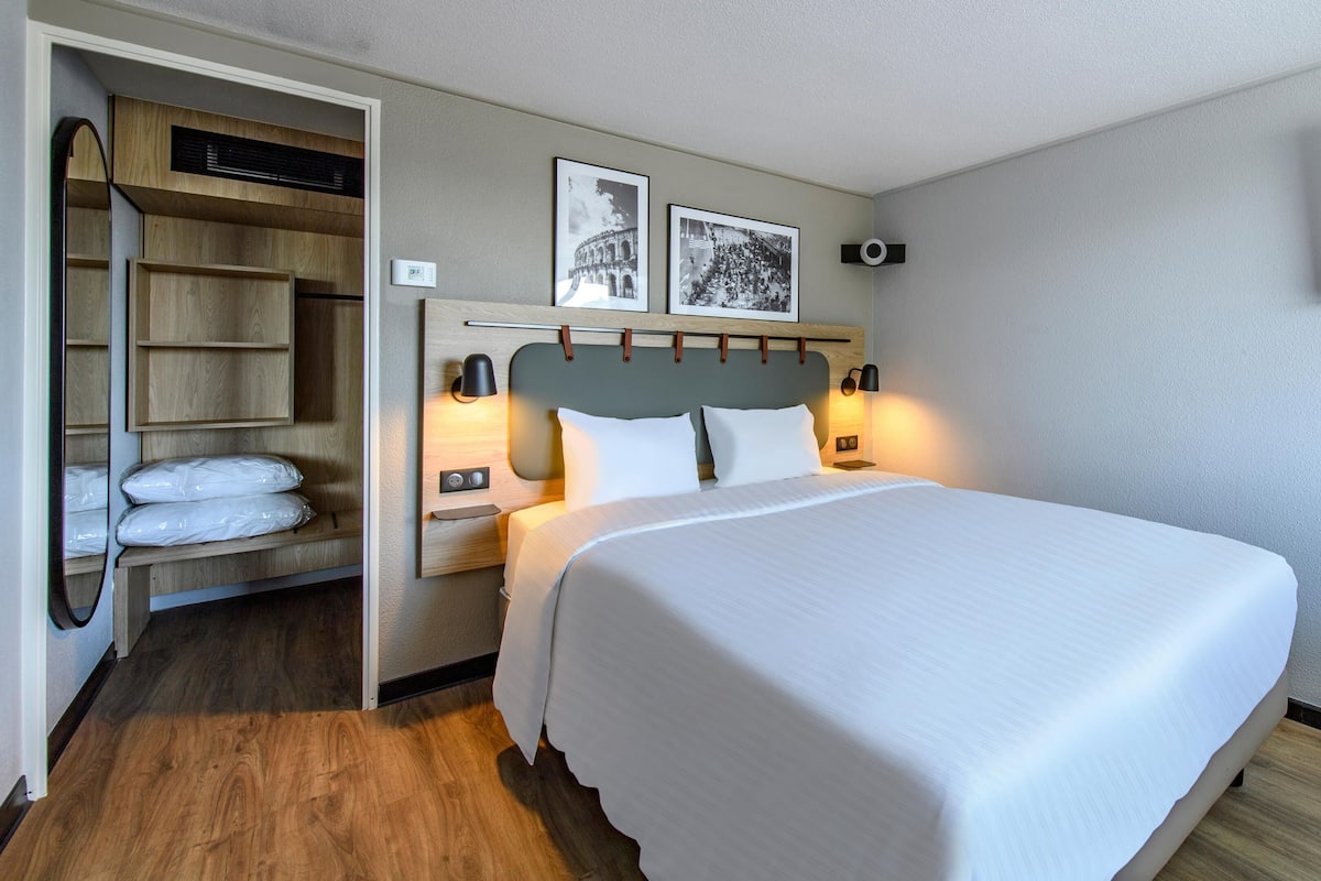 Standard Room, 1 Queen Bed, Non Smoking | Premium bedding, individually decorated, desk, blackout drapes