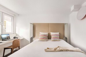 Quarto standard, 1 cama de casal | Roupas de cama premium, escrivaninha, quartos à prova de som
