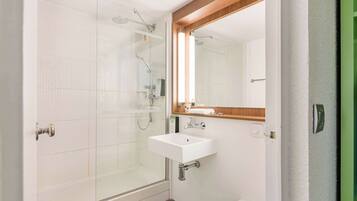Douche, articles de toilette écologiques, serviettes fournies