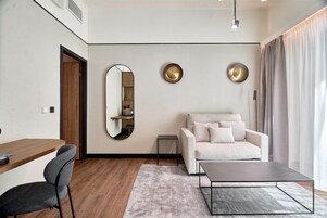 小型套房, 1 张特大床和 1 张沙发床 | 办公桌、熨斗/熨板、免费婴儿床、折叠床/加床（额外收费）