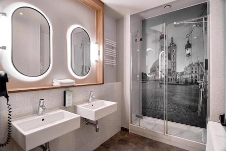 Junior Suite, 1 King Bed with Sofa bed | Bathroom | Eco-friendly toiletries, towels. Campanile PRIME Krakow Old Town