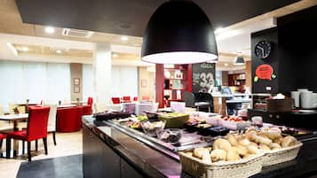 Petit déjeuner buffet (55 PLN par personne)