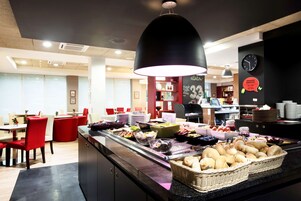 Colazione a buffet, servita tutte le mattine (55 PLN a persona) 