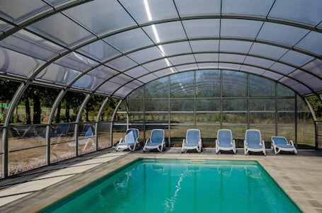 Una piscina al aire libre de temporada (de 10:00 a 21:30), tumbonas. Brit Hotel Confort Nancy Lunéville, Rehainviller