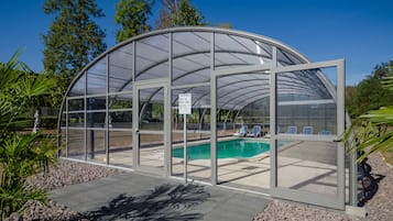 Sæsonbestemt udendørs pool, åben fra kl. 10.00 til kl. 21.30, liggestole