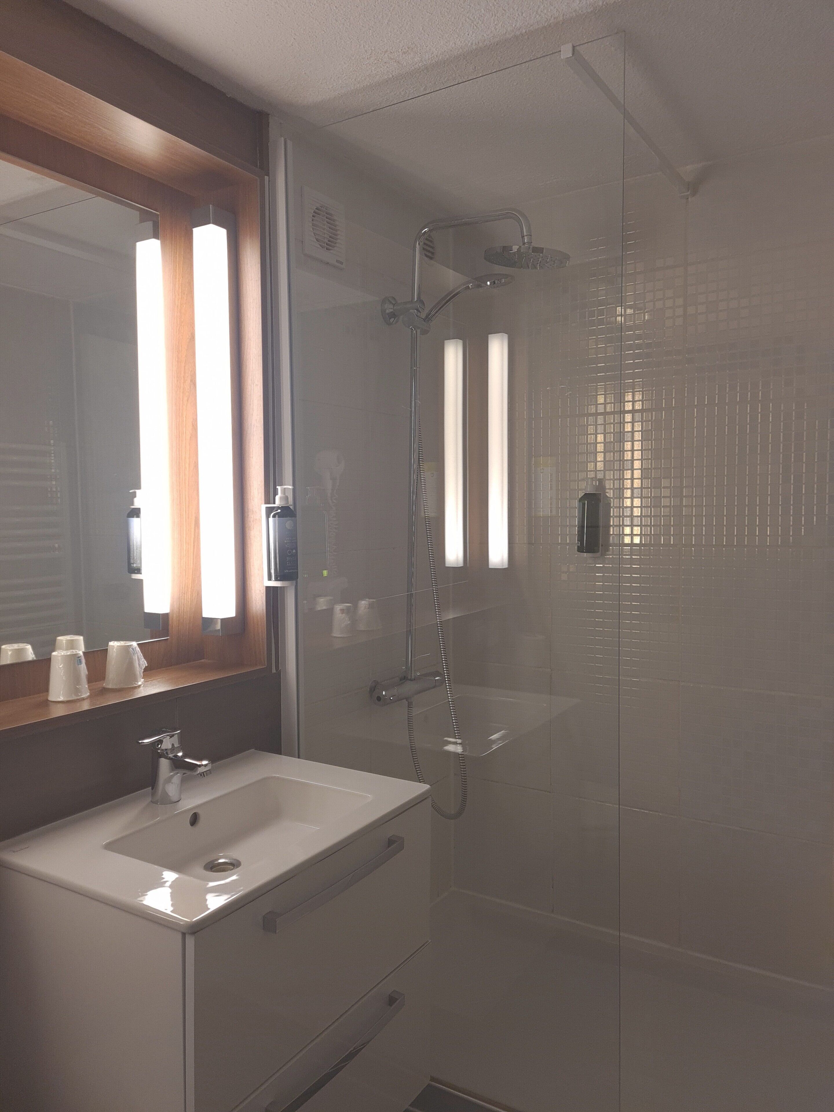 Kostenlose Toilettenartikel, Haartrockner, Handtücher