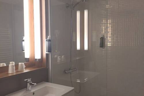 Articles de toilette gratuits, sèche-cheveux, serviettes fournies