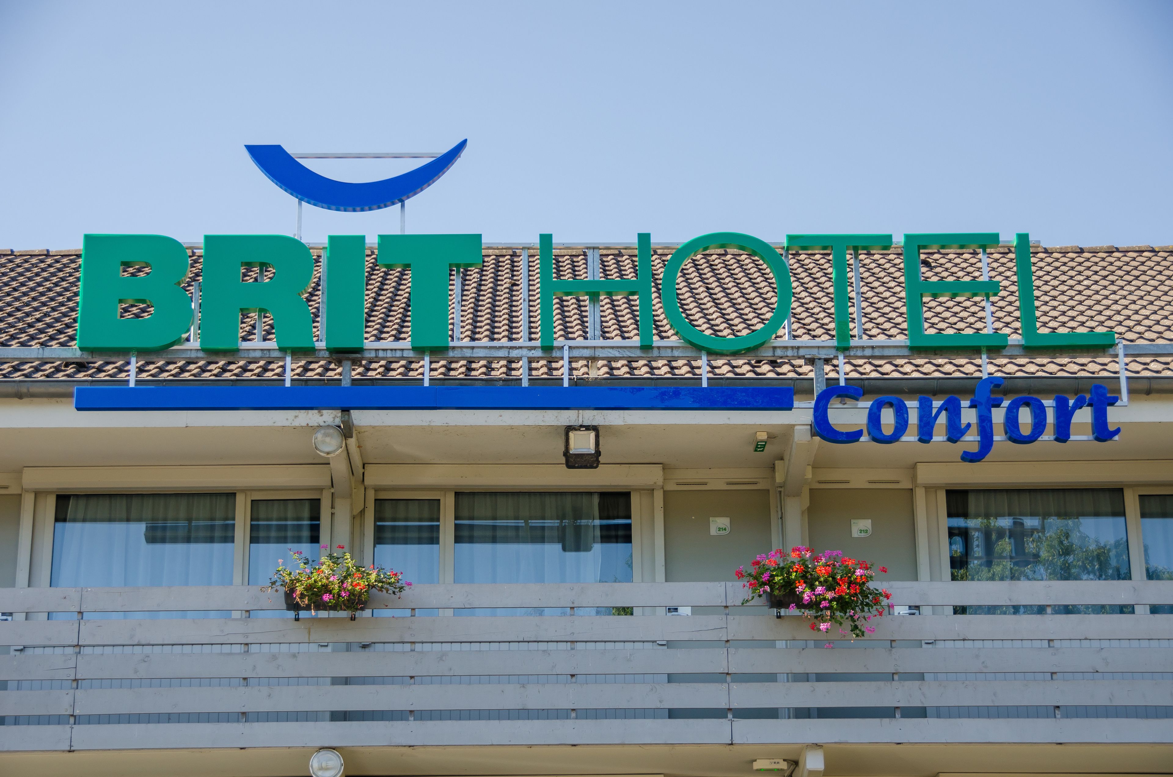 A hotel sign with the name "BRITHOTEL Confort".