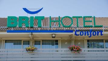 A hotel sign with the name "BRITHOTEL Confort".