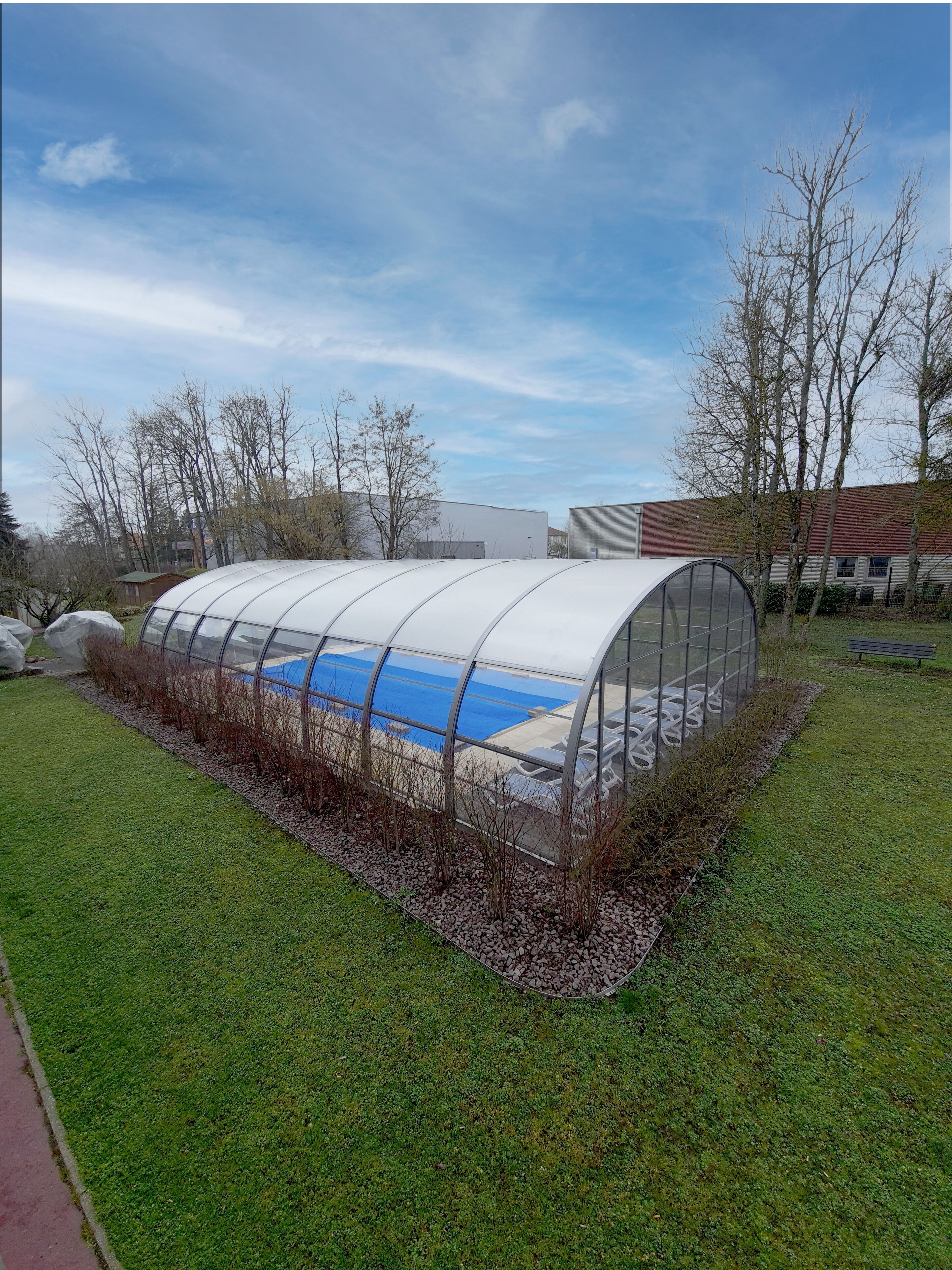 Piscine extérieure (ouverte en saison), chaises longues