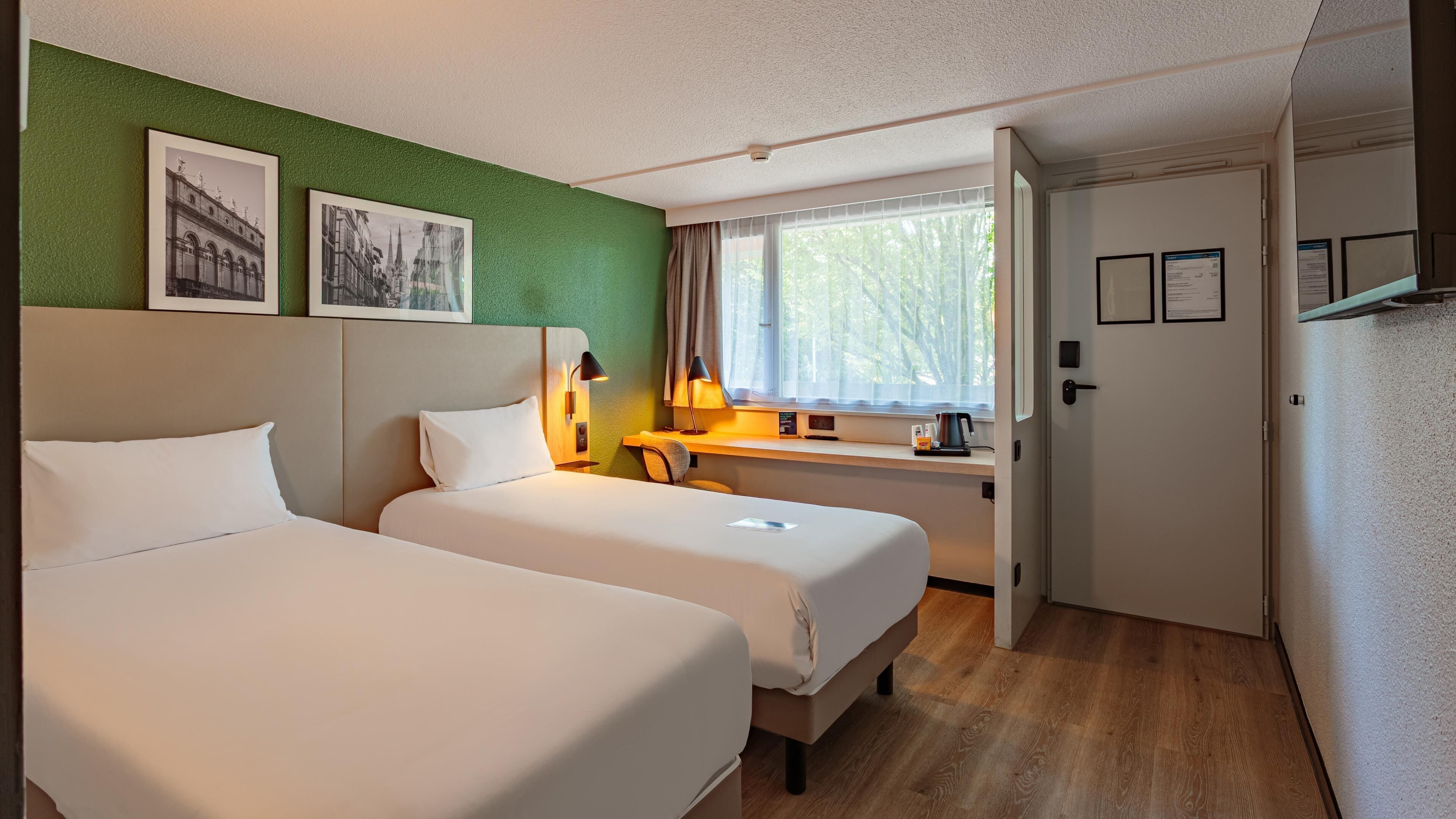 Habitación estándar, 2 camas individuales | Ropa de cama de alta calidad, escritorio y cortinas blackout 