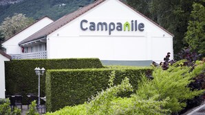 Un edificio con un letrero que dice "Campanile".