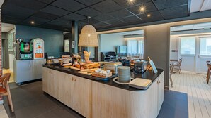 A breakfast bar with various food items, a coffee machine, and a toaster. - Hotel Campanile Grenoble Nord - Saint Egrève (Saint-Egreve)