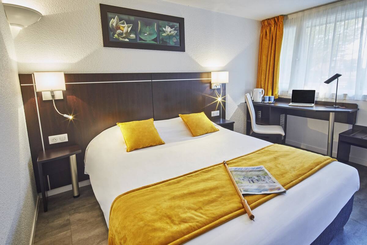 standard room, 1 double bed | premium bedding, individually furnished, desk, laptop workspace