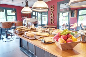 Daily buffet breakfast for a fee - Kyriad Lille Est - Hem (Hem)