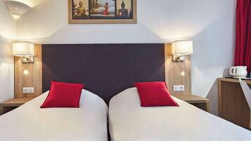 Ropa de cama de alta calidad, muebles diferentes y escritorio