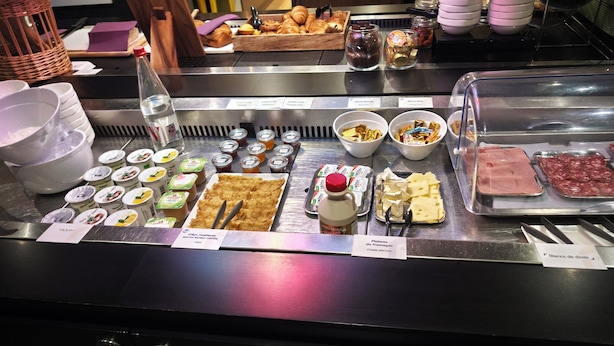 A buffet with various food items and condiments. - Campanile NATURE - Le Mans Est (Le Mans)
