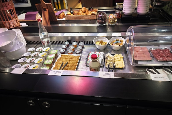 Daily buffet breakfast for a fee