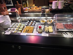 Dagelijks ontbijtbuffet (EUR 13.90 per persoon)
