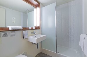 Regadera, amenidades de baño ecológicas, secadora de cabello, toallas 