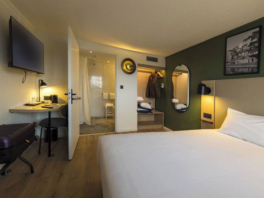 Standard Room, 1 Katil Kelamin (Double) | Peralatan tempat tidur premium, meja, langsir/tirai gelap terus