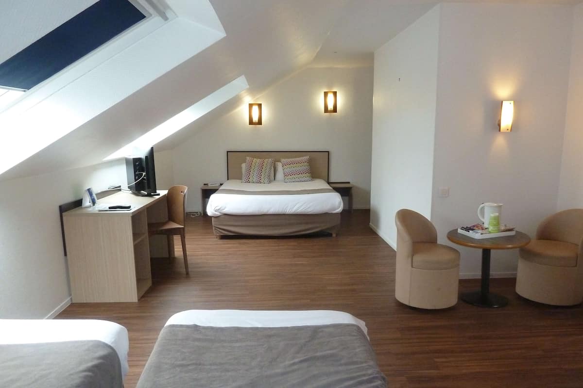 Peralatan tempat tidur premium, meja, langsir/tirai gelap terus