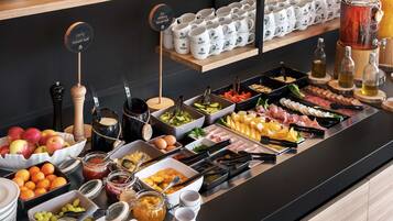 Desayuno continental diario (PLN 55 por persona)