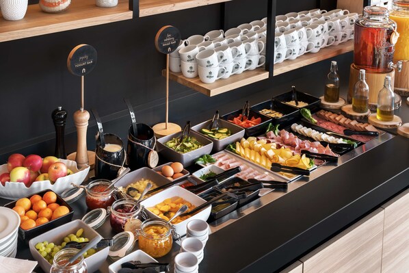 Daily continental breakfast (PLN 55 per person)