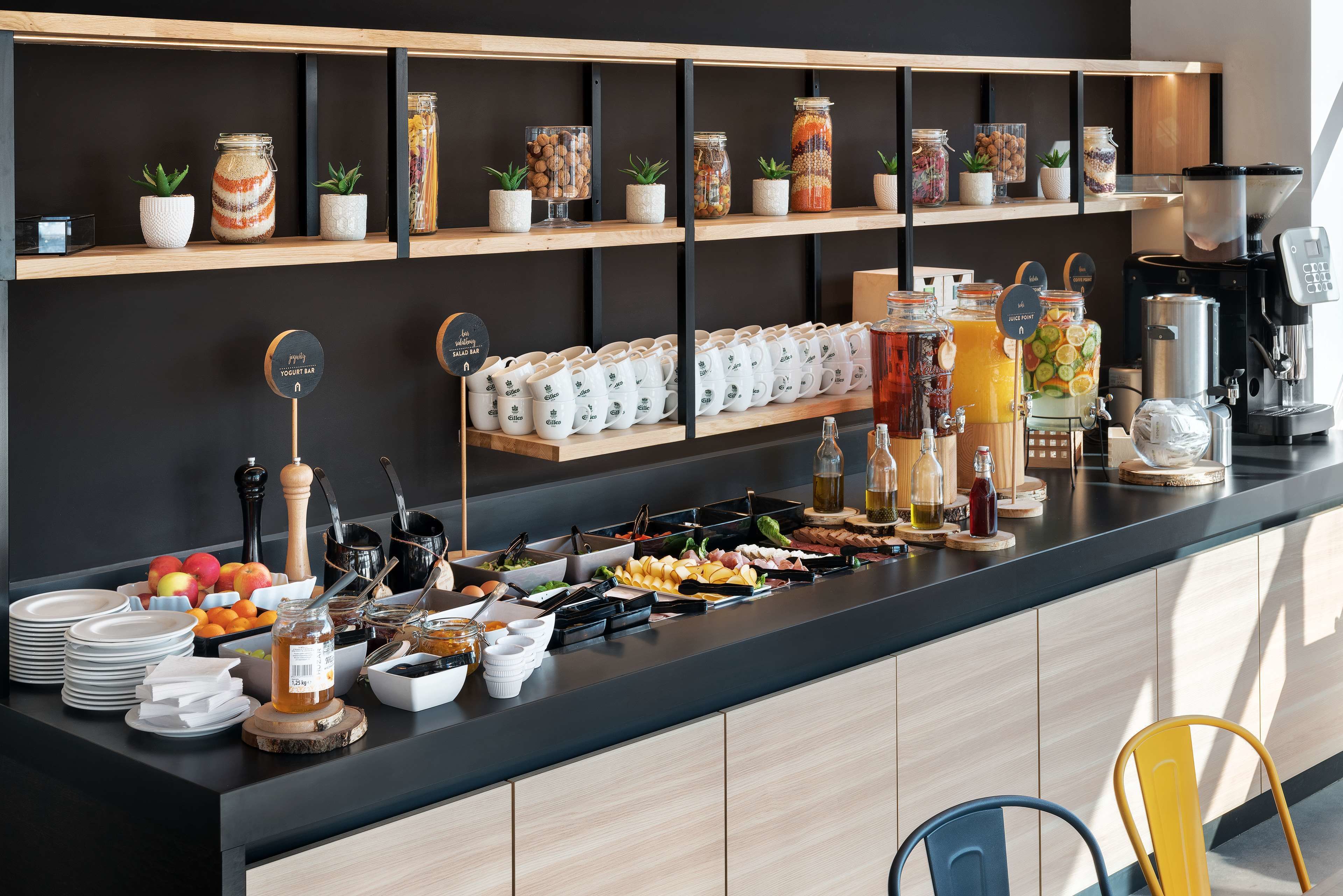 daily continental breakfast (pln 55 per person)