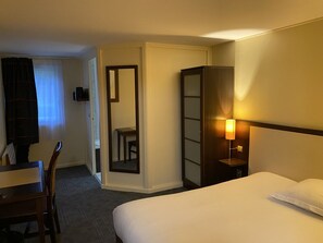 Chambre Double Standard | Bureau, chambres insonorisées, fer et planche à repasser, Wi-Fi gratuit