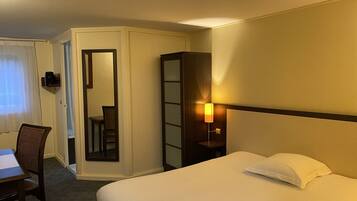 Desk, soundproofing, iron/ironing board, free WiFi