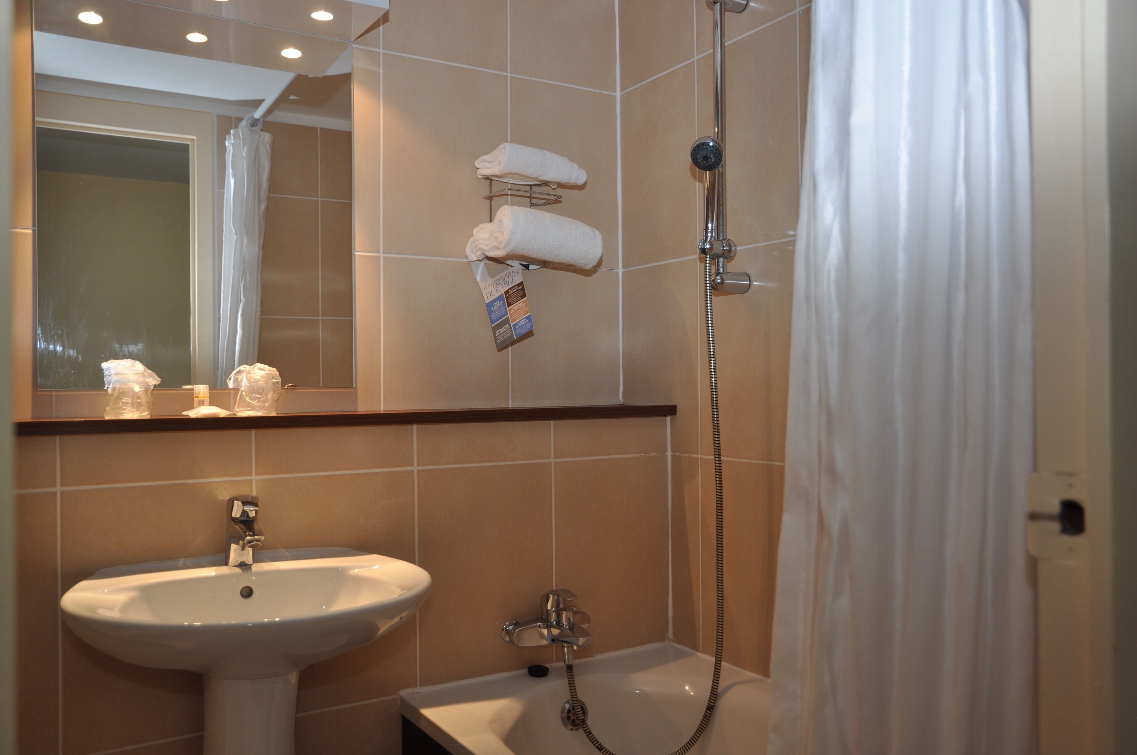 Baignoire, articles de toilette gratuits, sèche-cheveux