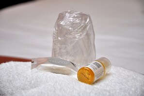 Baignoire, articles de toilette gratuits, sèche-cheveux