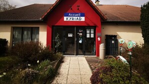 A building with a red facade and a sign reading "Accueil KYRIAD". - Hôtel Kyriad Lille Nord - Roncq (Roncq)