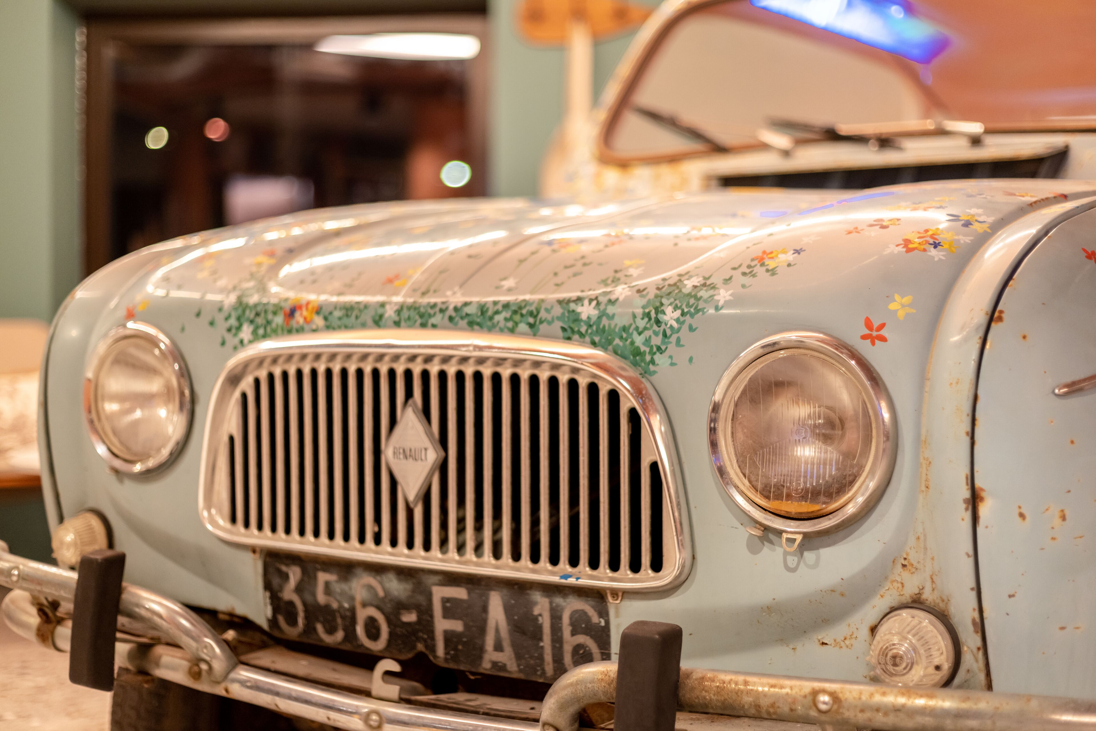 Ein Oldtimer mit erkennbarem Kennzeichen.
