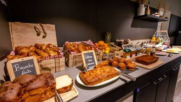 Colazione a buffet, servita tutte le mattine (13 EUR a persona)