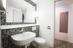 Bathtub, towels, soap, shampoo - Hotel RBX - Roubaix Centre (Roubaix)