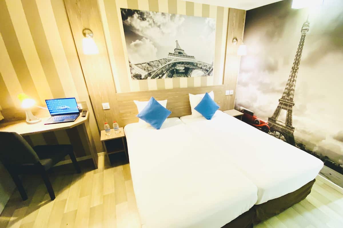 高级双床房 | 办公桌、熨斗/熨板、免费 WiFi、闹钟
