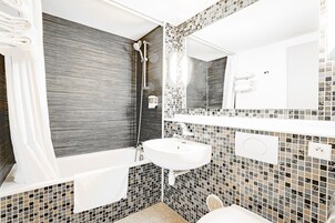 Bañera, toallas, jabón, shampoo