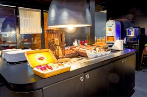 Se ofrece un desayuno bufé (5.90 EUR por persona)